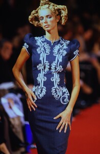 1778309637_givenchy-ss-1997(6).thumb.jpg.781cf84a5a5a1ce6059fe8ca6e2a5367.jpg