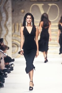 1869627281_Valentino1993WomenRTW116.thumb.jpg.98194ad66eba942e760dd112356c6119.jpg