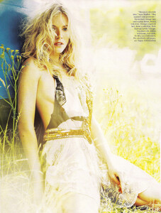 Vogue UK (October 2009) - Sienna Miller - 006.jpg