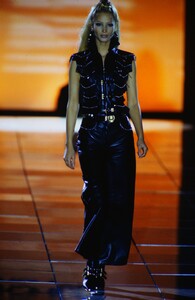 1985477096_versace-fw-1992(6).thumb.jpg.2a285f0781a5ba6d385e2c865f90a080.jpg