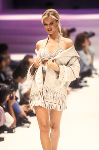 2013008192_LauraBiagiotti1993WomenRTW70.thumb.jpg.998980a89961441664be3a52960d20f3.jpg