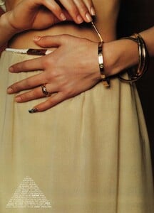 Vogue Paris (April 1999) - L'Essentiel est dans l'accessorie - 012.jpg