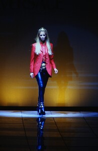 2062493513_versace-fw-1992(3).thumb.jpg.ba6c9af7ba133d453c9be6f1a92d713f.jpg