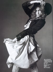 Vogue China (December 2005) - Victorian Rush - 005.jpg