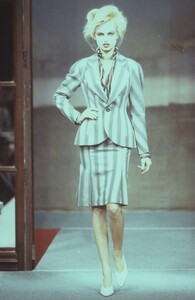 349912498_vivienne-westwood-ss-1996(6).thumb.jpg.55f6c0e0f94154e257fb629ab1efebe3.jpg