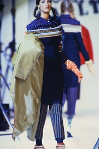 351641095_jean-paul-gaultier-fw-1992(5).thumb.jpg.6f7826ef1b8a0befb9d4eb1b2901189b.jpg