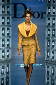 363132714_ChristianDior1996HauteCouture15.thumb.jpg.8f135bb13d711d842542b126222fb372.jpg