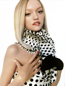 VogueFrança_Fevereiro2005_phMarioTestino_GemmaWard_05.jpg