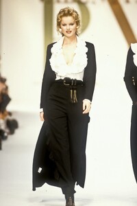 422753255_Valentino1993WomenRTW84.thumb.jpg.f751aab1039828eb3e1bf64ff1fec92b.jpg