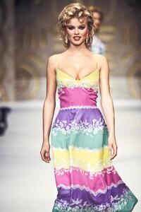 426400450_Valentino1993WomenRTW107.thumb.jpg.aa4e119c0eb6ca9ccd58bbdcf3a228b1.jpg