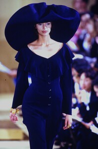 434787953_donna-karan-ss-1993(2).thumb.jpg.c5df6e8ffdb693e24cc279fe8cfbc22f.jpg