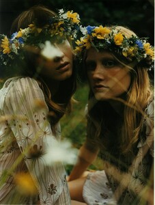 ARCHIVIO - Vogue Italia (November 2001) - In a fairy-tale mood - 004.png