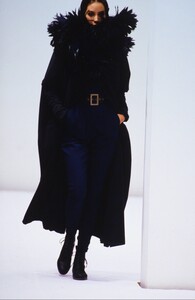 539858187_dolce-gabbana-fw-1990(6).thumb.jpg.19a4c54fd7de064fceaecbd9ff1fbf25.jpg