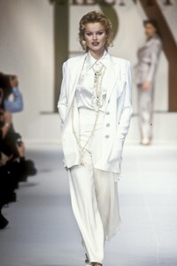 608211647_Valentino1993WomenRTW52.thumb.jpg.26392af51602695d37e44dd87746775a.jpg