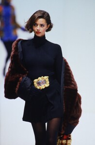 613245363_dolce-gabbana-fw-1992(14).thumb.jpg.e4a1d16fba9557fb53fa0db987ab58e6.jpg