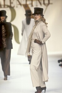 625804441_Valentino1993WomenRTW102.thumb.jpg.3e28c797719495ac51a3df44e95fc68f.jpg