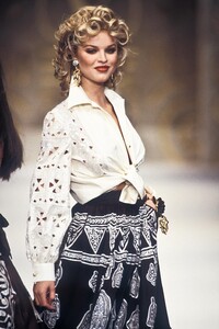 654206365_Valentino1993WomenRTW91.thumb.jpg.0080965905ff2b8bc3585469c26dfe12.jpg