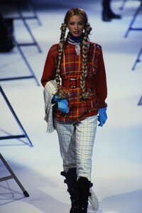 696183657_jean-paul-gaultier-fw-1992(2).thumb.jpg.c965c0f4cfa89e7f9d7bfb41f637330a.jpg