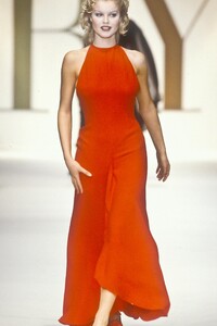 817430689_Valentino1993WomenRTW91.thumb.jpg.bf5ed80ad12d9dd3dc56320d44a41f8d.jpg