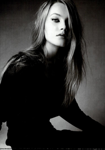 Demarchelier_Vogue_Italia_February_2005_02.thumb.png.ba6337dae79e7c01f42c371bbfdfdd2e.png