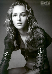 Demarchelier_Vogue_Italia_February_2005_05.thumb.png.762001a3a50ee9ec38b59a886d1fe747.png