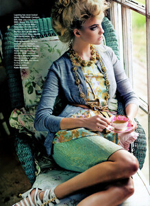 HarpersBazaarUS_October2008_CarolineTrentini_phGregKadel_02.jpg