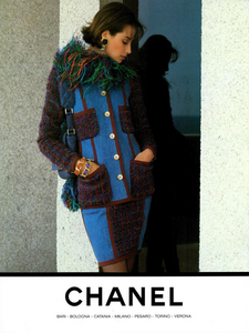 Lagerfeld_Chanel_Fall_Winter_91_92_01.thumb.png.bbc6ce33b8ff8b225615fecbe00fecb2.png