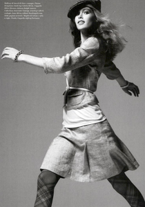 Meisel_Vogue_Italia_February_2005_05.thumb.png.c8fe2aef7b70fd538a2e8b784620ee95.png