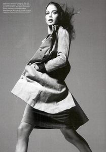 Meisel_Vogue_Italia_February_2005_13.thumb.png.2262b411f695ed5e4b0b4f55b28bb5ad.png