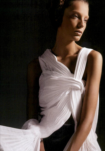 Sorrenti_Vogue_Italia_February_2005_05.thumb.png.956f2340d6cb5dafffabc02bd98d15d4.png