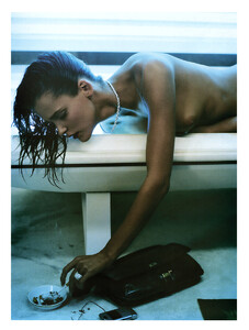 VogueParis_Abril2005_phMikaelJansson_CarmenKass_04.thumb.jpg.6373934e4d8c7b70bf16070eac24aed0.jpg