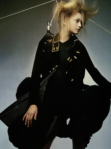 Vogue_Italia_Fevereiro2005_phCraigMcDean_GemmaWard_05.jpg