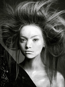 Vogue_Italia_Fevereiro2005_phCraigMcDean_GemmaWard_07.jpg