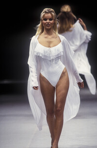 alberta-ferretti-ss-1993-3.thumb.jpg.bb7185898289b8c20561539c96bab363.jpg