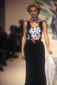 oscar-de-la-renta-ss-1993-3.thumb.jpg.591accfcd2cda099bc4d1866dd41466f.jpg