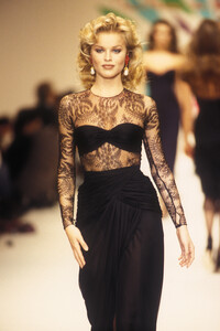 oscar-de-la-renta-ss-1993-4.thumb.jpg.09d92b2aed4b36f806a60cd21e08b4b1.jpg