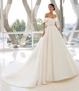 pronovias_92299295_2542782406050576_818215887725973384_n.jpg