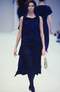 yohji-yamamoto-ss-1991-1.thumb.jpg.94f508ee8d46a47e149e5677a4017512.jpg