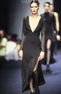 186576451_Lanvin1993WomenRTW15.thumb.jpg.da91c97d0a8790d2e32bc2d357764a35.jpg