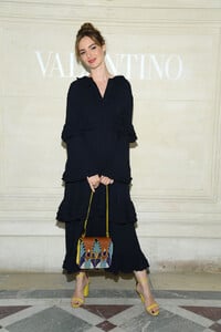 Louise+Bourgoin+Valentino+Front+Row+Paris+DuyiRQ6ouY-x.jpg