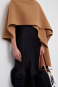 7ad4fdf0-77cd-4bc6-8f07-b0ff110ebe3c_10-jw-anderson-prefall-lb-s06-0017.jpg