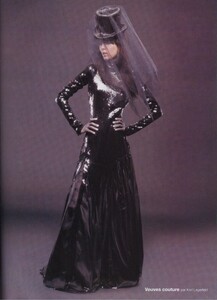 Numéro #76 (September 2006) - Veuves Couture - 002.jpg