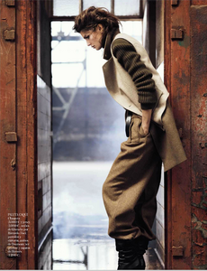 Bailey_Vogue_Spain_October_2012_04.thumb.png.be83ec79d33ca1efa989be2b801ab7a4.png