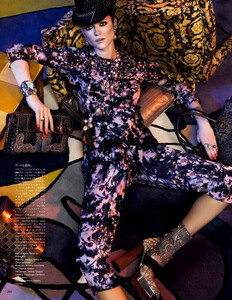 Kasia_Sgura_Vogue_Japan_November_2012_07.thumb.jpg.34f6e25656dd9c46a1db4c44bdbbe37f.jpg