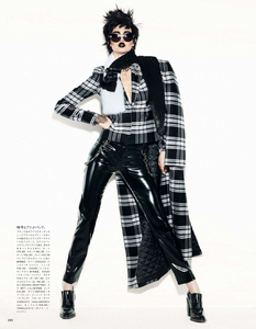 Sgura_Vogue_Japan_November_2013_03.thumb.png.7d31f960881dc28c66357f44806ebd19.png