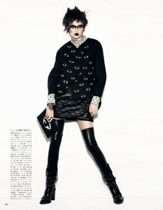 Sgura_Vogue_Japan_November_2013_07.thumb.png.1abb91ba3f781755708d0c285237528d.png