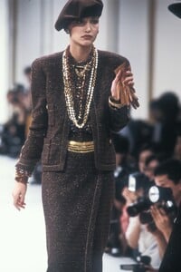 chanel-fall-1984-1.thumb.jpg.76e13970af3d17de424d53a9796499f4.jpg