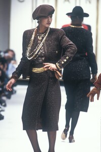 chanel-fall-1984-2.thumb.jpg.934541a3a988bdb3777234fea068b101.jpg