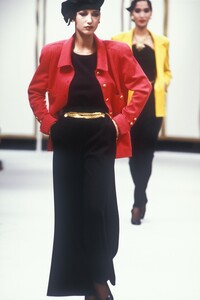 chanel-fall-1984-4.thumb.jpg.ef45a63355e6e3be72119f1cba267c3d.jpg