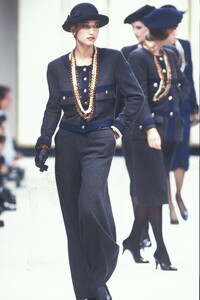 chanel-fall-1984-6.thumb.jpg.ca8b64c581bfecea055f1841671e7ece.jpg